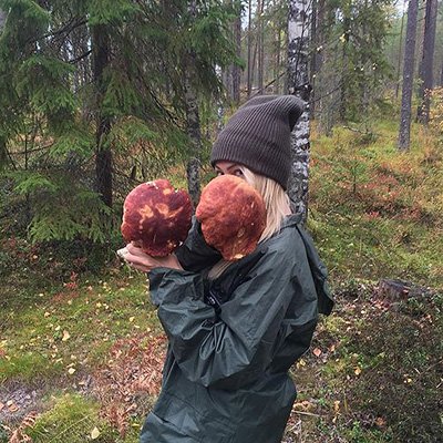 Яна Рудковская с грибами-гигантами