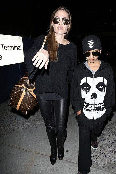 Анджелина Джоли с сыном Мэддоксом прилетела в Лос-Анджелес