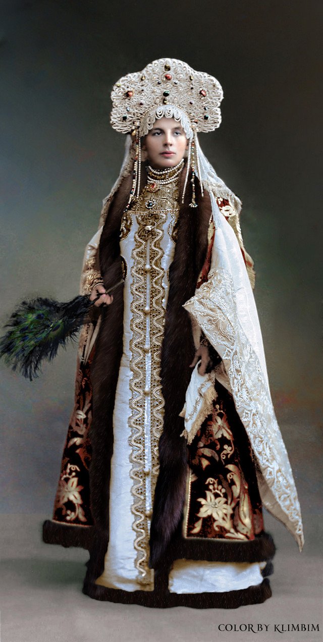 Великолепие костюмированного бала Романовых в раскрашенных фотографиях 1903 года 3