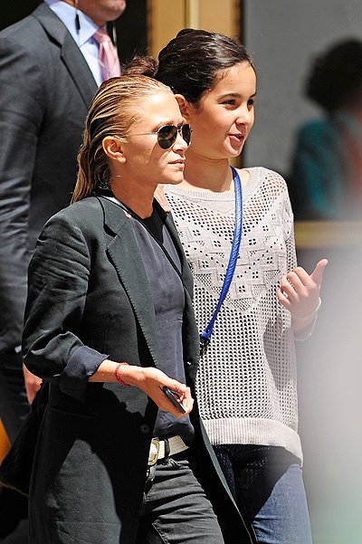 Мэри-Кейт Олсен и дочка Оливье Саркози гуляют в Нью-Йорке (4)