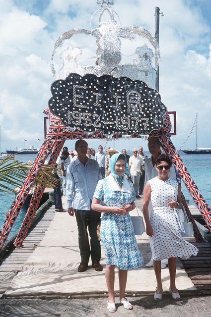 Королева Елизавета II на острове Мюстик в 1977 году