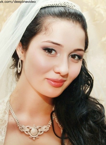 красивая чеченская девушка Хеда Хамзатова, певица. Фото