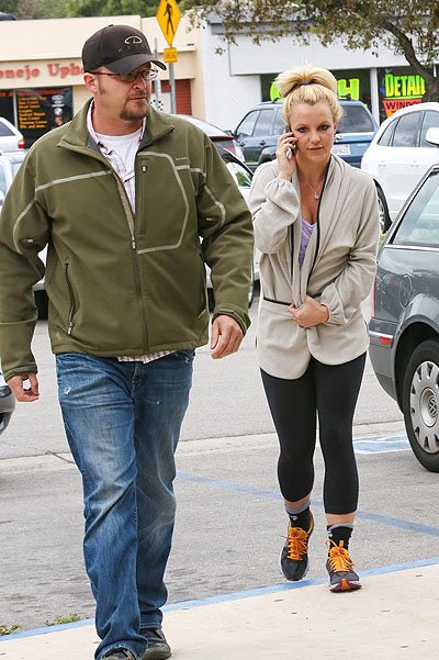 Бритни Спирс на выходе из спортзала в Калифорнии