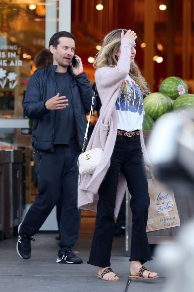 Tobey Maguire: Shopping at Bristol Farms -10