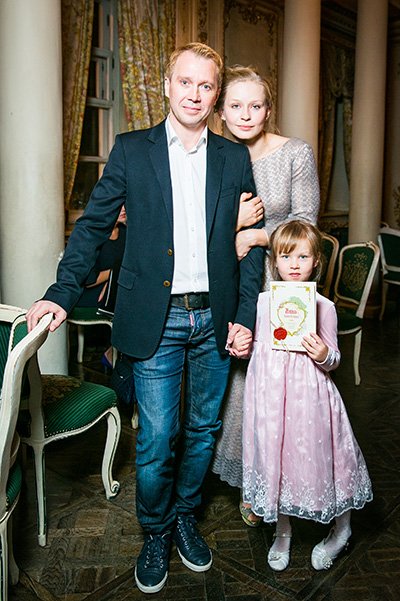 Евгений Миронов и Юлия Пересильд с дочкой