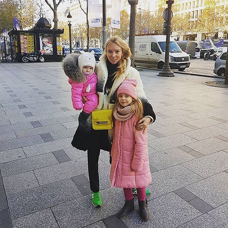 Татьяна Тотьмянина с дочерьми Мишель и Лизой