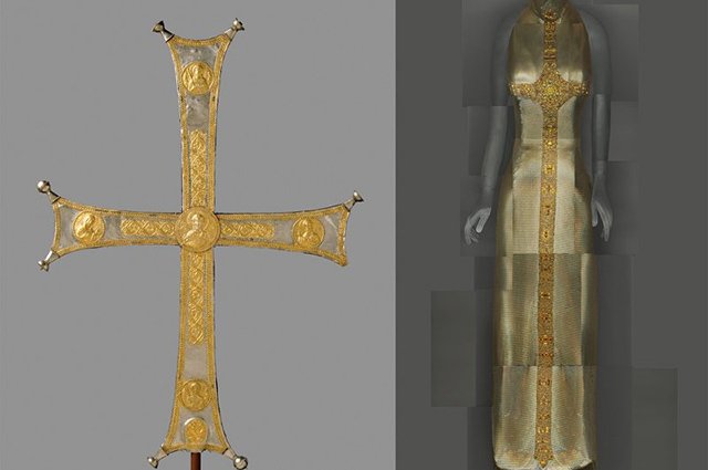 Византийский процессуальный крест (1000-1050); платье Gianni Versace (осень/зима — 1997)