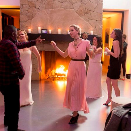 Эми Шумер и Дженнифер Лоуренс танцуют с гостями