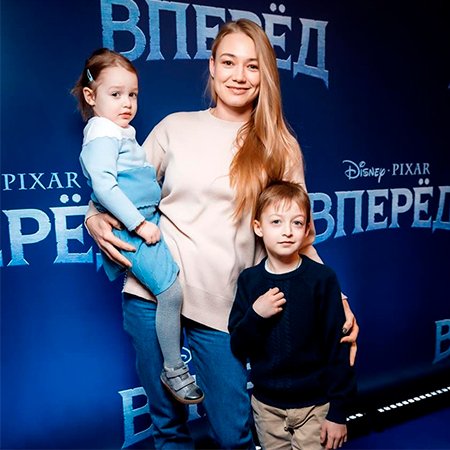 Оксана Акиньшина со своими детьми Эмми и Константином
