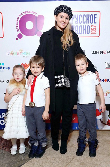 Мария Кожевникова с сыновьями и их подругой
