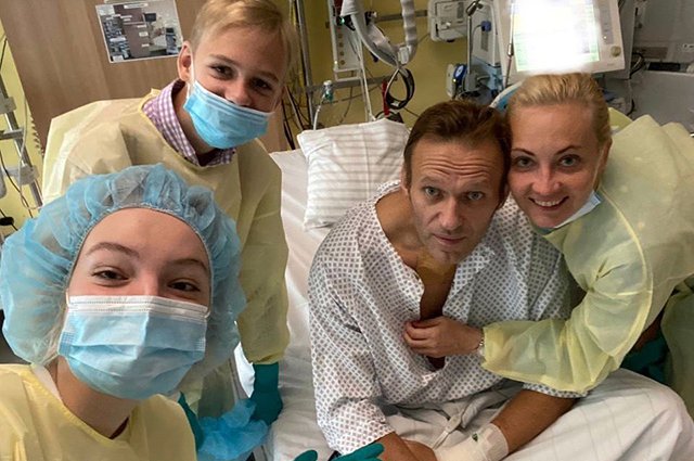 Алексей Навальный с женой Юлией и детьми