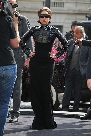 Леди Гага в Париже у бутика Sephora