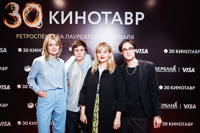 Андрей Баков с тетей Надеждой Михалковой, мамой Анной Михалковой и братом Сергеем