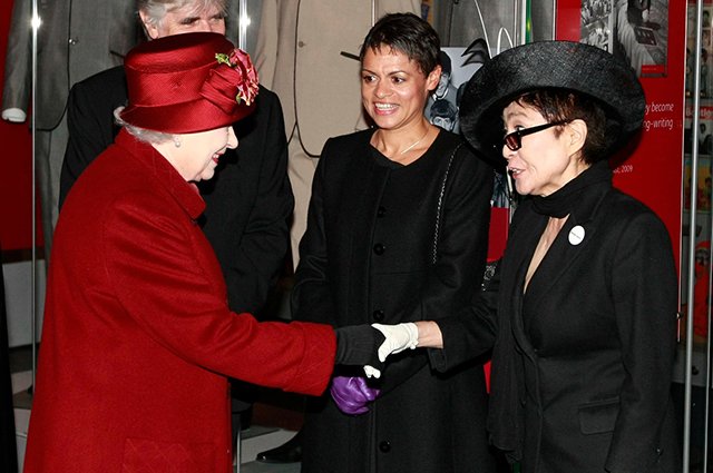 Йоко Оно на встрече с королевой в Ливерпуле в 2011 году - кажется, знаменитая художница решила устроить битву шляп!