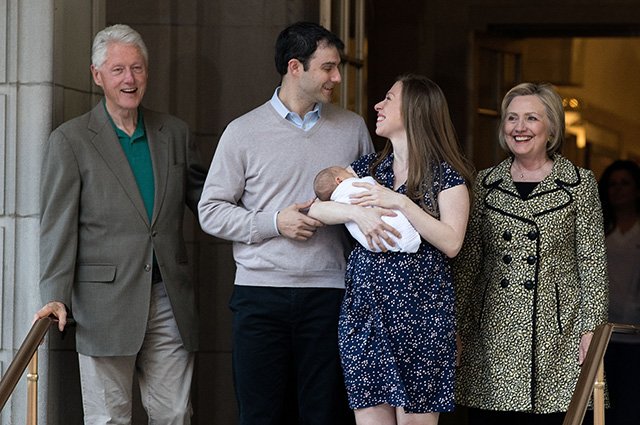 Билл Клинтон, Марк Мезвински, Челси Клинтон с ребенком, Хиллари Клинтон 