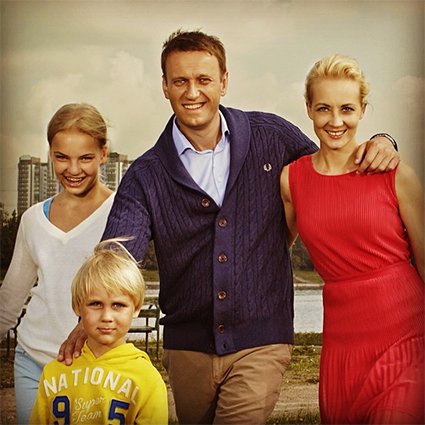 Юлия и Алексей Навальный с детьми 