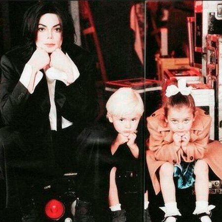 Майкл Джексон с сыном Принсом Майклом и дочерью Пэрис