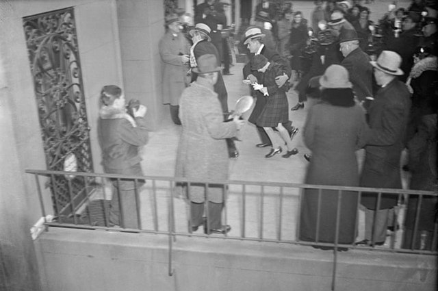 Глория Вандербилт у здания суда в 1934 году