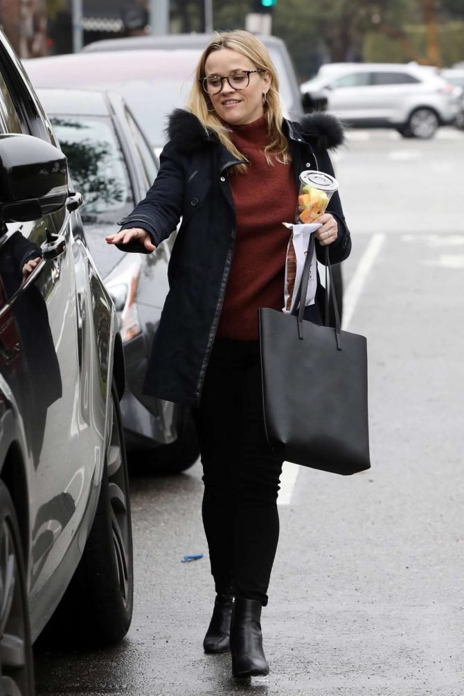 Reese Witherspoon: Out for breakfast at Le Pain Quotidien -04