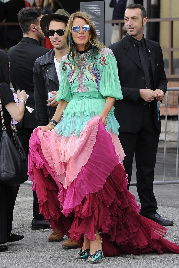 Стиль Анны Делло Руссо: многоярусное зеленое и розовое платье от Гуччи