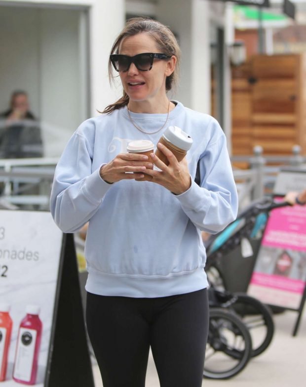 Jennifer Garner - Leaves the gym and grabs coffee in Brentwood