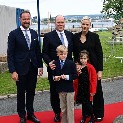 Принц Хокон, князь Альбер и княгиня Шарлен с детьми Жаком и Габриэллой