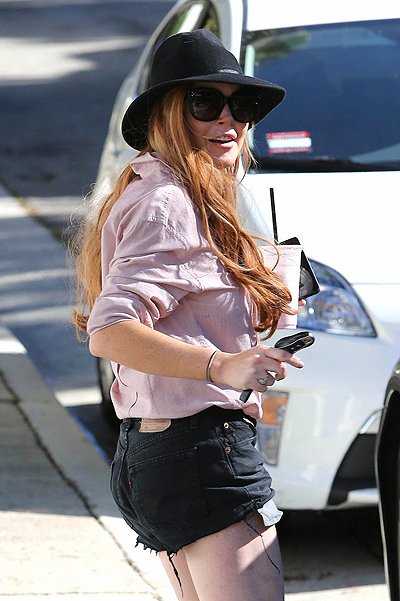Линдси Лохан ходит босиком в Лос-Анджелесе