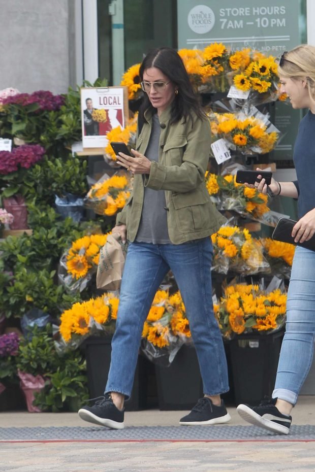 Courtney Cox: Shopping at Whole Foods-02