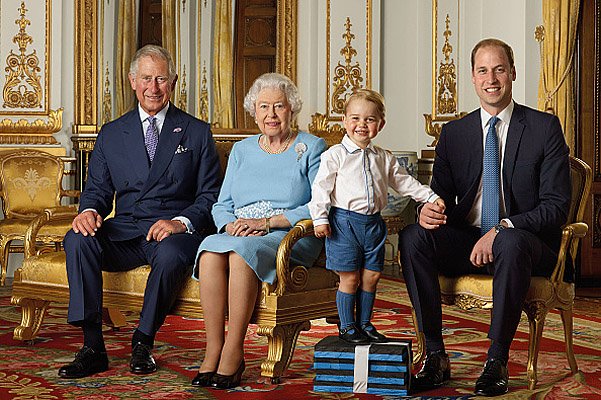 Принц Чарльз, королева Елизавета II, принц Джордж и принц Уильям