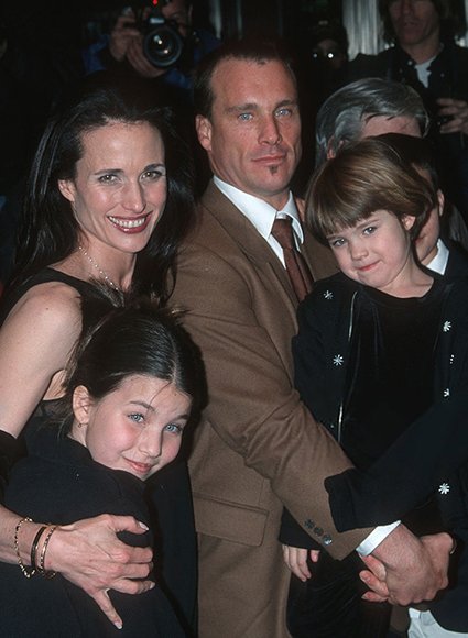 Энди Макдауэлл и Пол Куолли с дочерьми, 1999 год