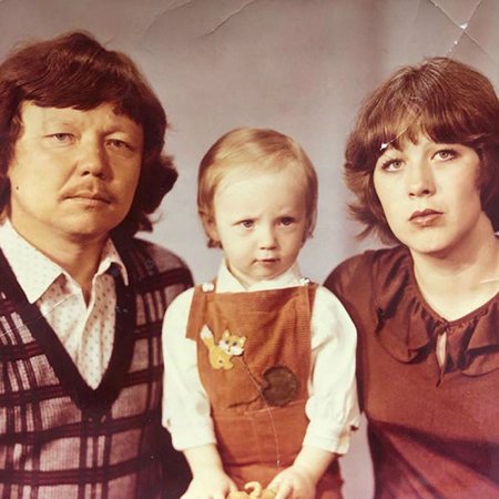 Маленькая Альбина Джанабаева с родителями