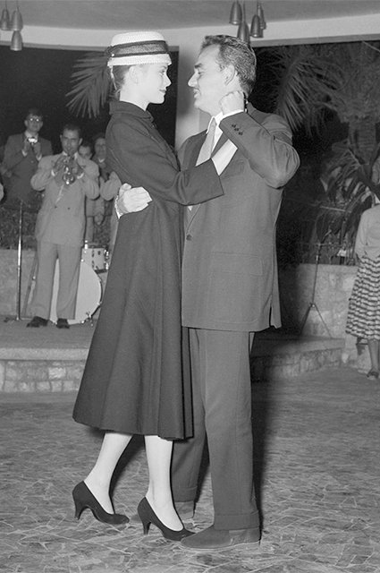 Грейс Келли и принц Монако Ренье на Майорке в мае 1956 года