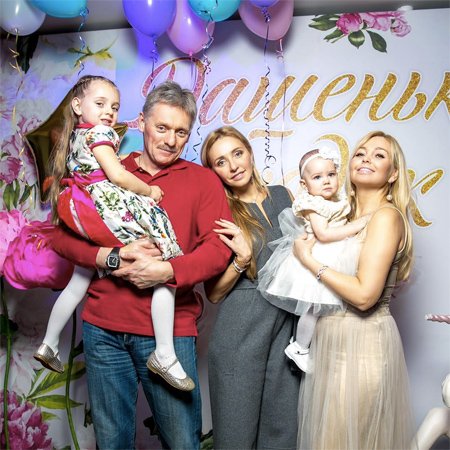 Дмитрий Песков и Татьяна Навка с дочерью Надей и с друзьями