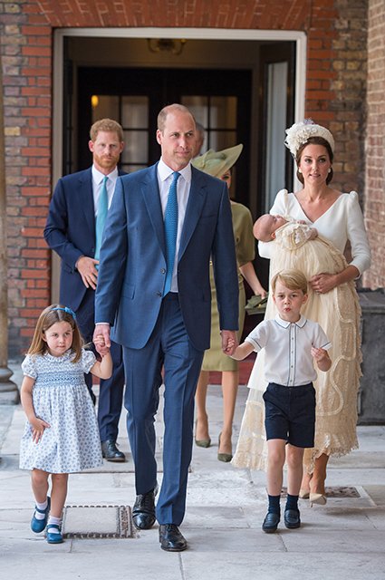 Принц Гарри, Меган Маркл, принцесса Шарлотта, принц Уильям, принц Джордж, КЕйт Миддлтон с принцем Луи