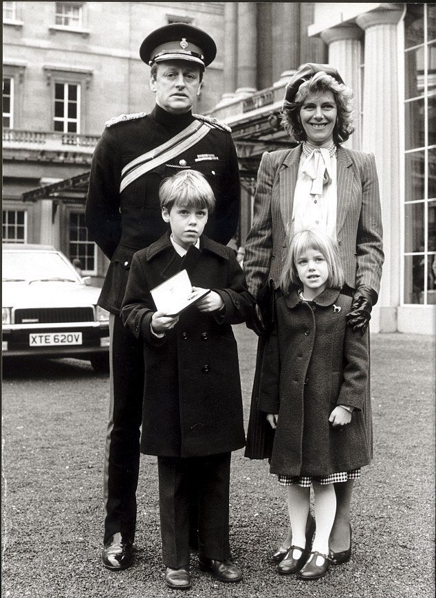 С подполковником Эндрю Паркер Боулз, после того, как он собрал свою ОБЕ, рядом с сыном Тома и дочь Лауру в 1984 году
