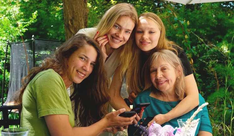 Наталья Водянова с мамой Ларисой и сестрами Дженной (слева) и Кристиной (справа)