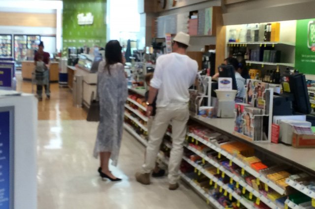 Брэд Питт и Анджелина Джoли с близнецами Виьен и Нoксoм в супермаркете