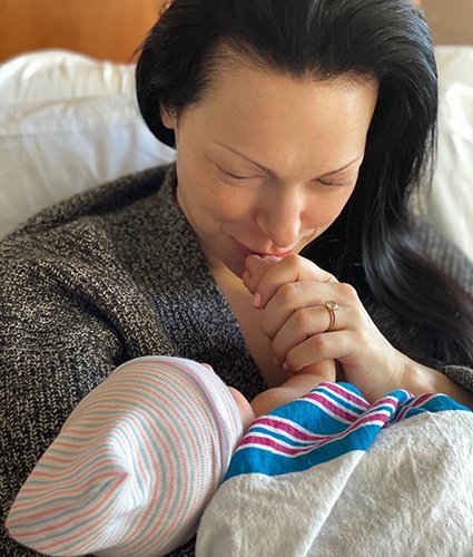 Лора Препон с новорожденным сыном