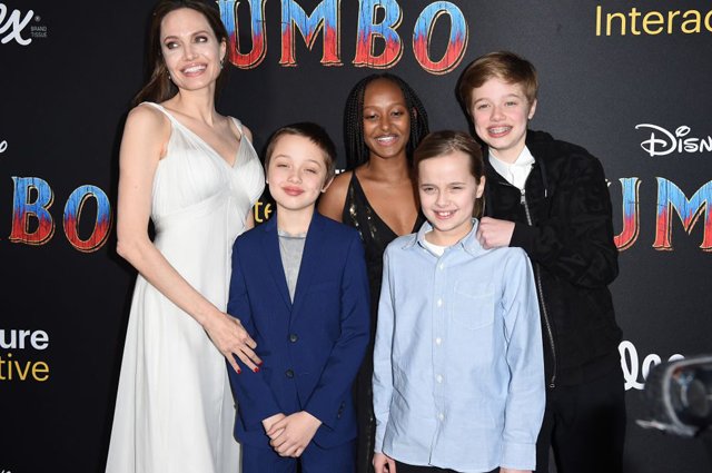 Анджелина Джоли с детьми Ноксом, Захарой, Вивьен и Шайло