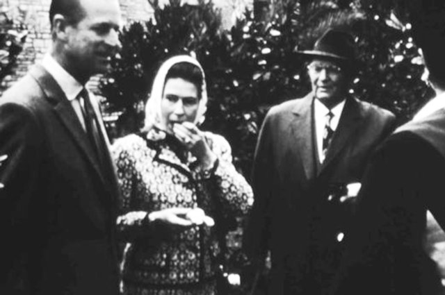 Королева Елизавета II с президентом Югославии Иосипом Броз Тито во время визита в Белград в 1972 году