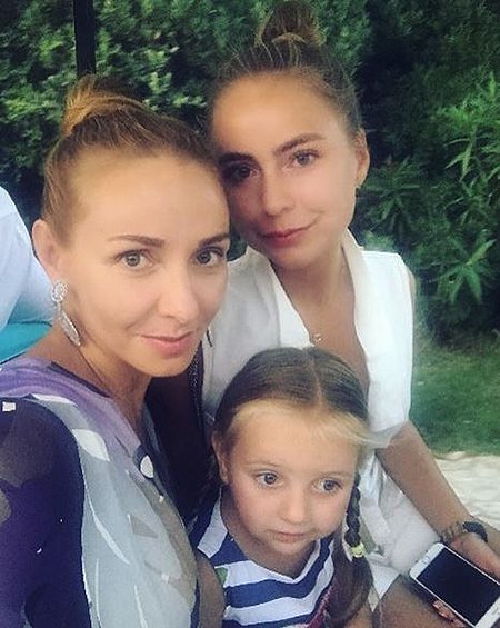 Татьяна Навка с дочерями Александрой и Надеждой