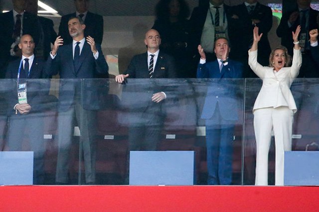 Президент Федерации футбола Испании Луис Рубиалес, король Испании Филипп VI, глава FIFA Джанни Инфантино, Дмитрий и Светлана Медведевы
