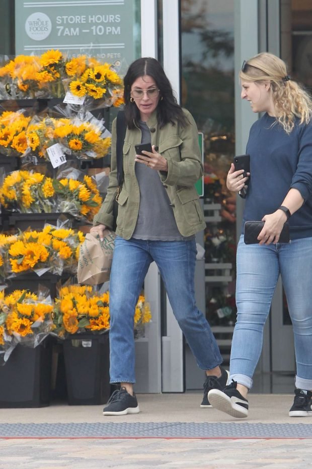 Courtney Cox: Shopping at Whole Foods-01