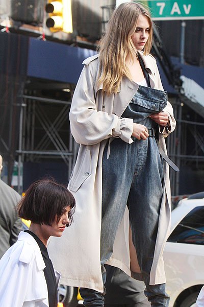 Кара Дельвинь на съемке для DKNY