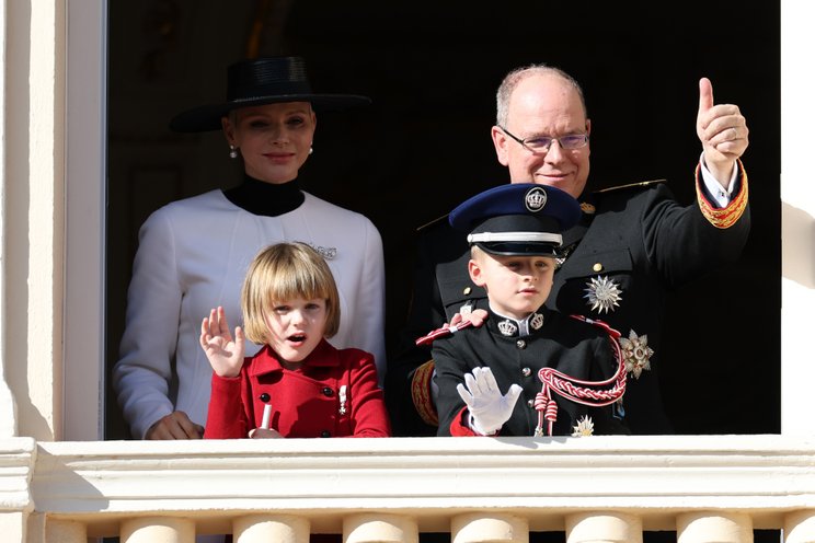 Князь Монако Альбер II и княгиня Шарлен с детьми
