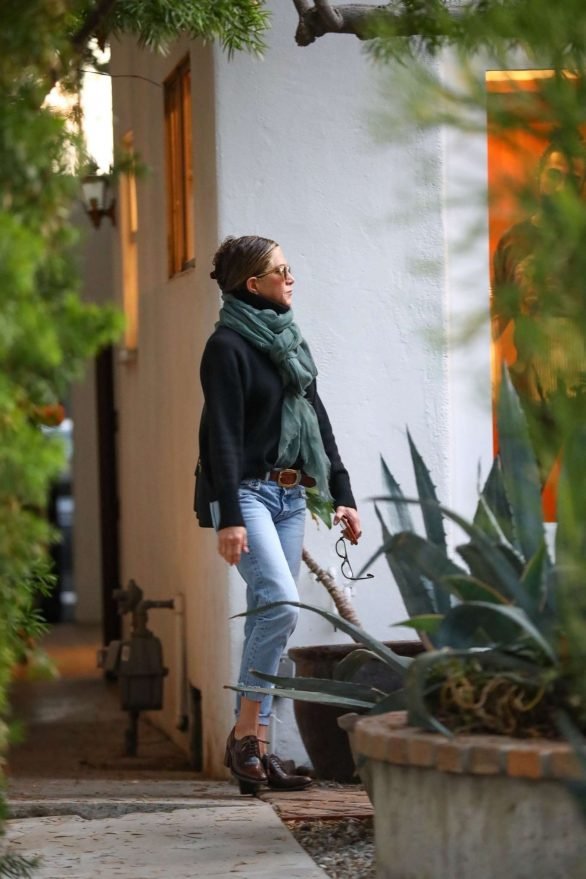 Jennifer Aniston 2019 : Jennifer Aniston – Spotted at a salon in Beverly Hills-01