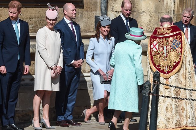 Принц Гарри, Зара Филиппс и Майк Тиндалл, Кейт Миддлтон, принц Уильям встречают королеву Елизавету II