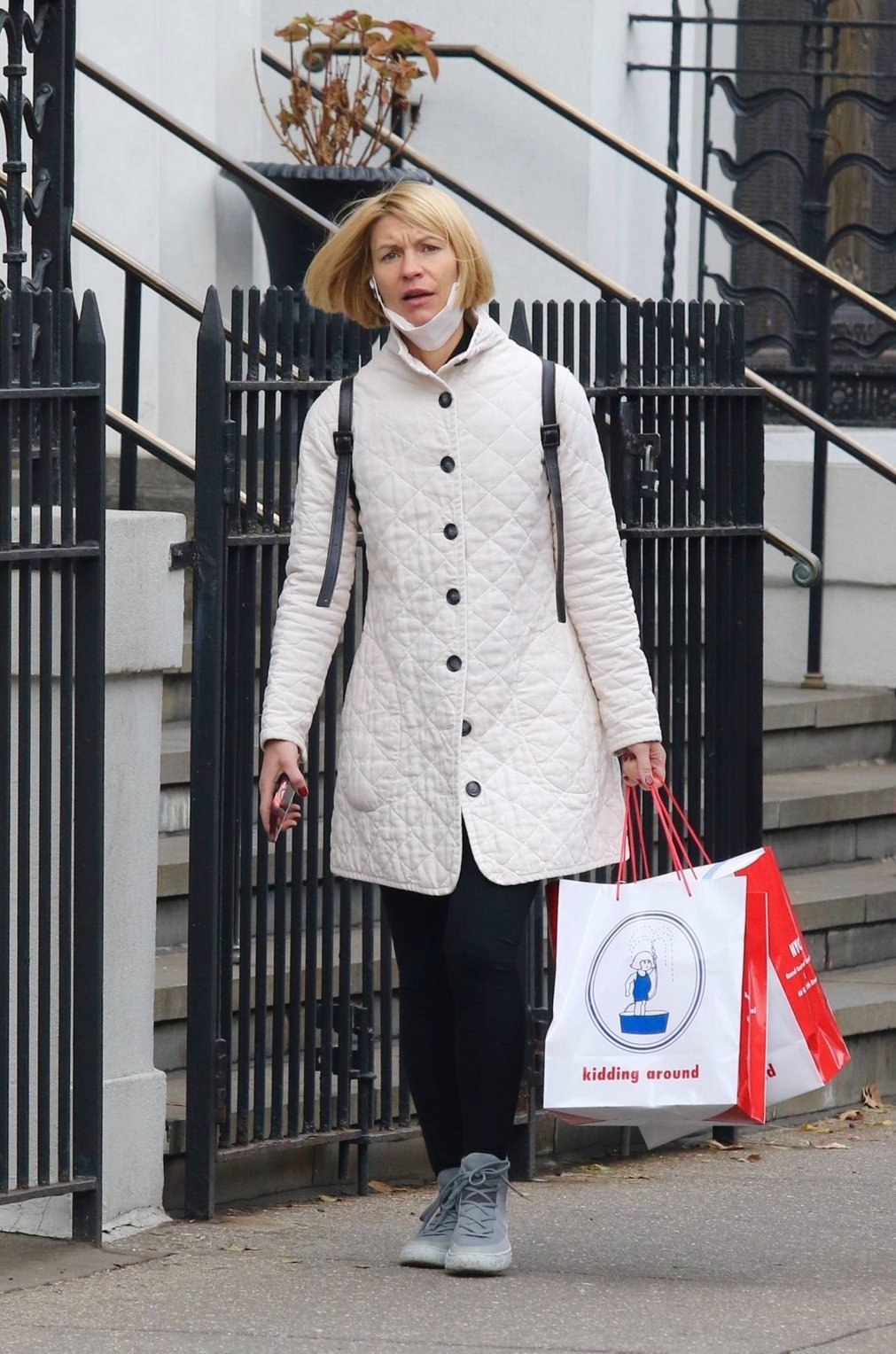 Claire Danes 2021 : Claire Danes – Holiday shopping in Manhattan’s Downtown area-01