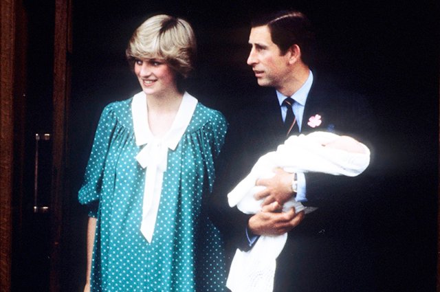 Принцесса Диана и принц Чарльз с новорожденным сыном принцем Уильямом