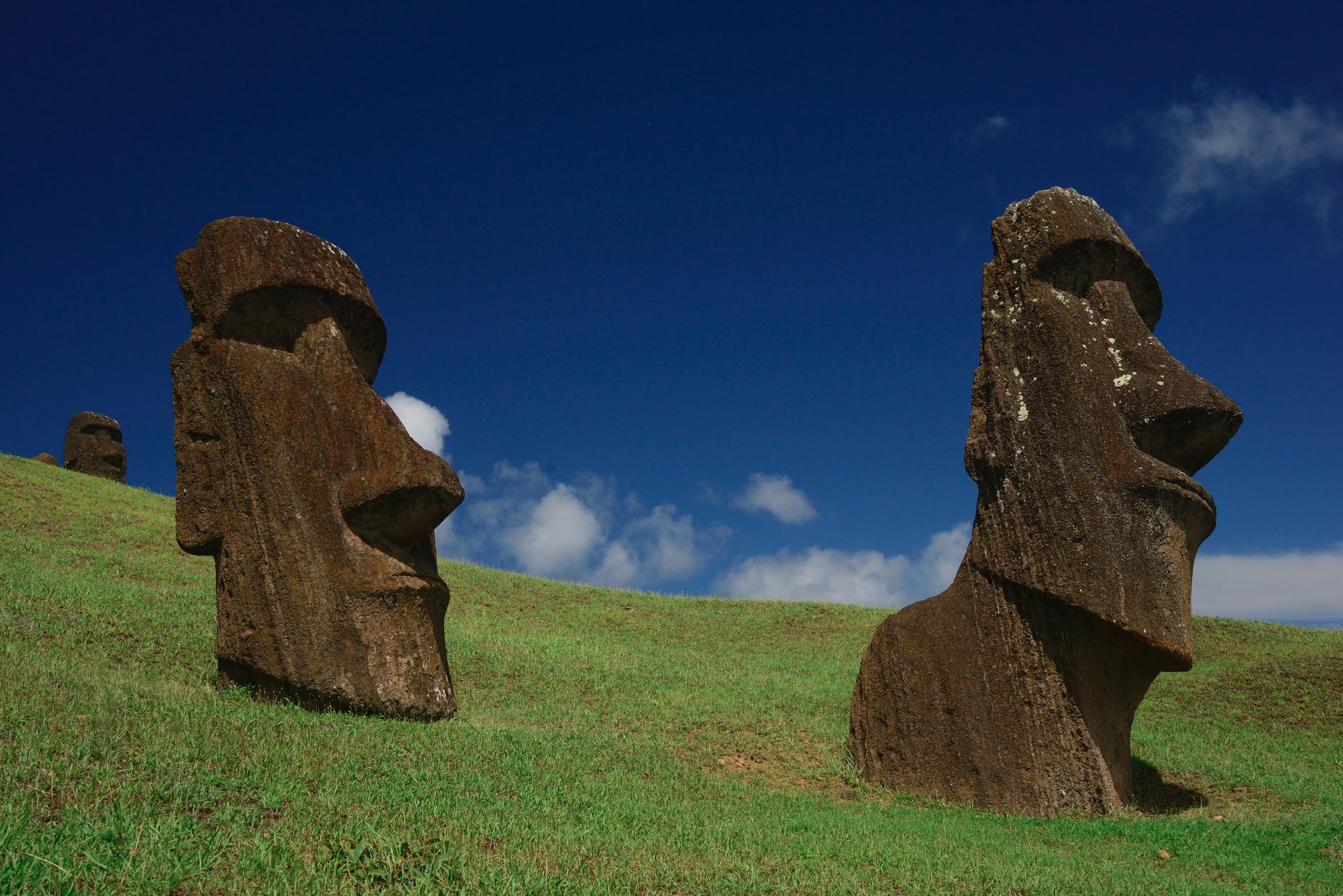 Каменные истуканы острова Пасхи. Остров Пасхи статуи Моаи. Моаи на острове Пасхи. Моаи Стоун на острове Пасхи. Изваяние